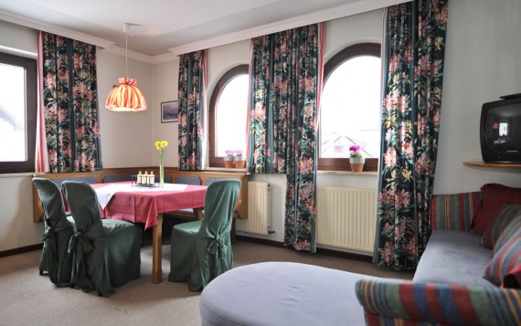 Großes Wohnzimmer mit Esstisch