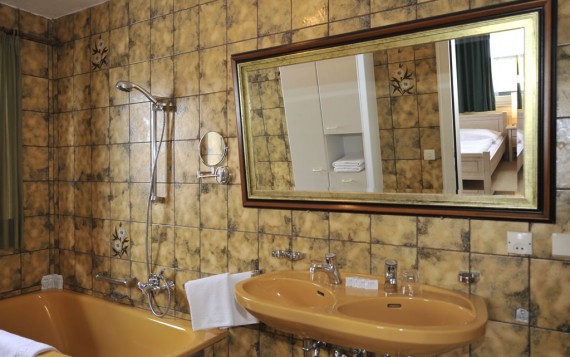 Badezimmer mit Badewanne