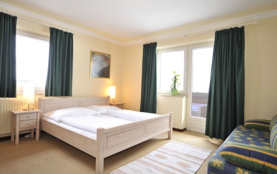Schlafzimmer mit Doppelbett, Ausziehcouch und Balkon