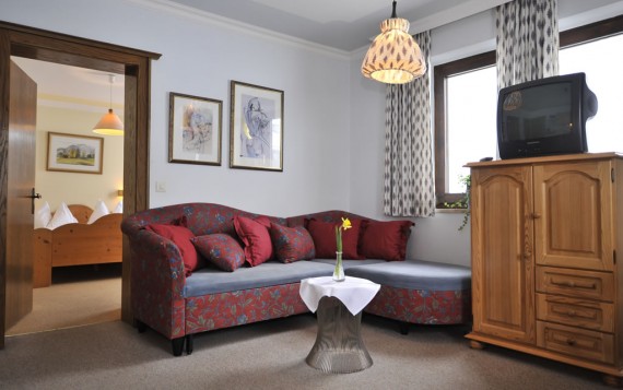 Wohnzimmer mit Übergang zum Schlafzimmer